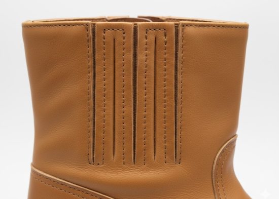 Elastic gusset stitching method in boot upper construction