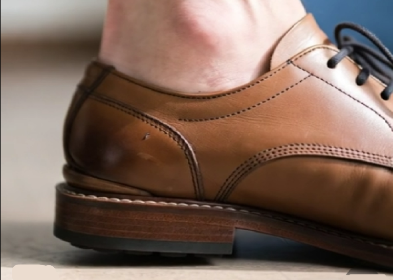 Footwear Manufacturing Insights: Maintaining Insole Thickness and Skiving the Upper Lip