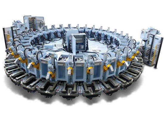 Rotary machine for direct injection onto uppers in combined materials:TPU for outsole, expanded Polyurethane for midsole