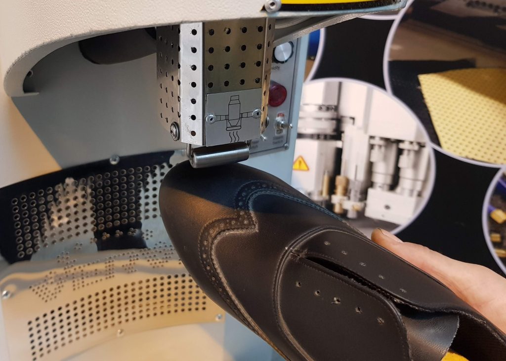 Wrinkle Chasing Machine used in Full Shoe Assembly Process
