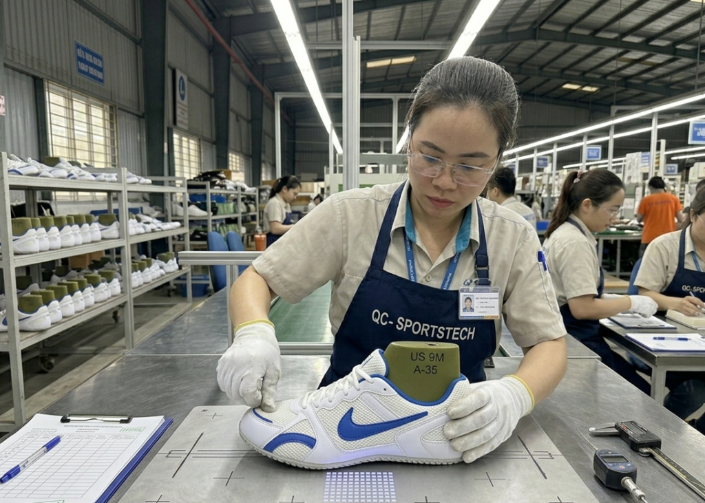 Cosmetic inspection during footwear assembly