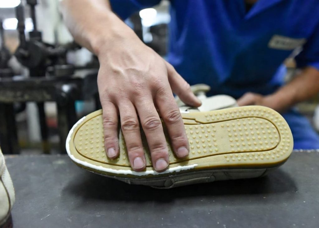 Surface cleanliness inspection in shoe factory
