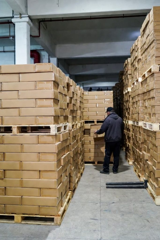 Random carton selection for footwear AQL inspection.