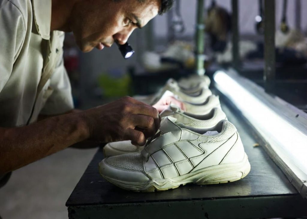 Footwear inspection under controlled lighting