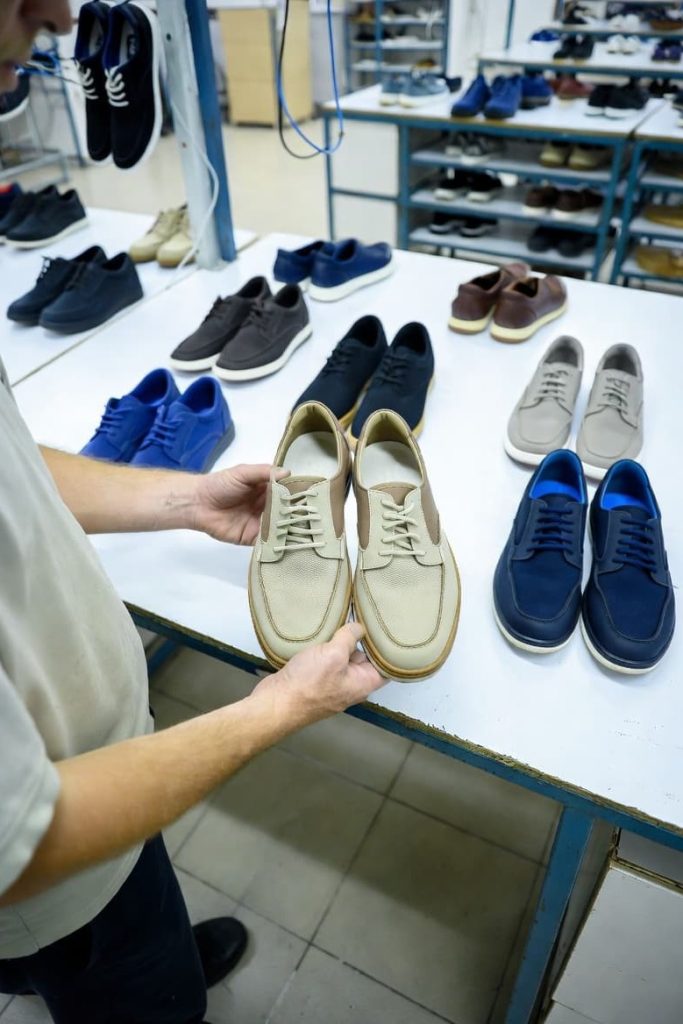 Left-right pair matching inspection in footwear factory